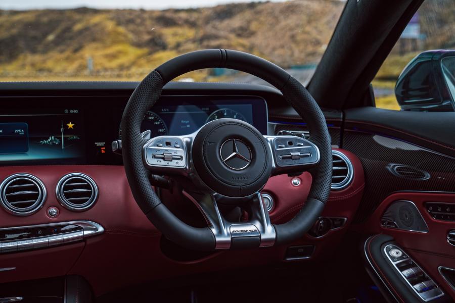 Панель приборов Mercedes-AMG S63 4Matic+ Coupe (C217) 2018 года  (UK) (фото 22 из 38)